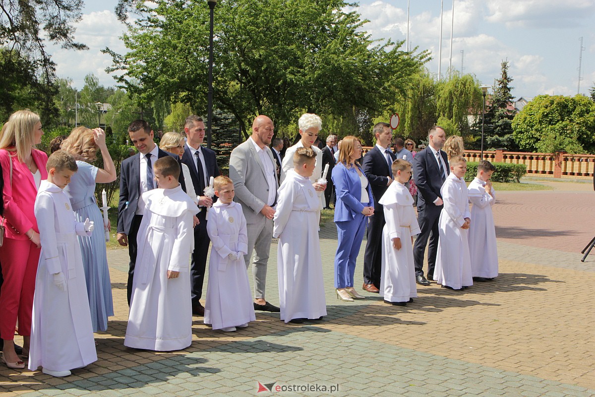I Komunia Święta w kościele pw. Zbawiciela Świata w Ostrołęce [14.05.2023] - zdjęcie #95 - eOstroleka.pl