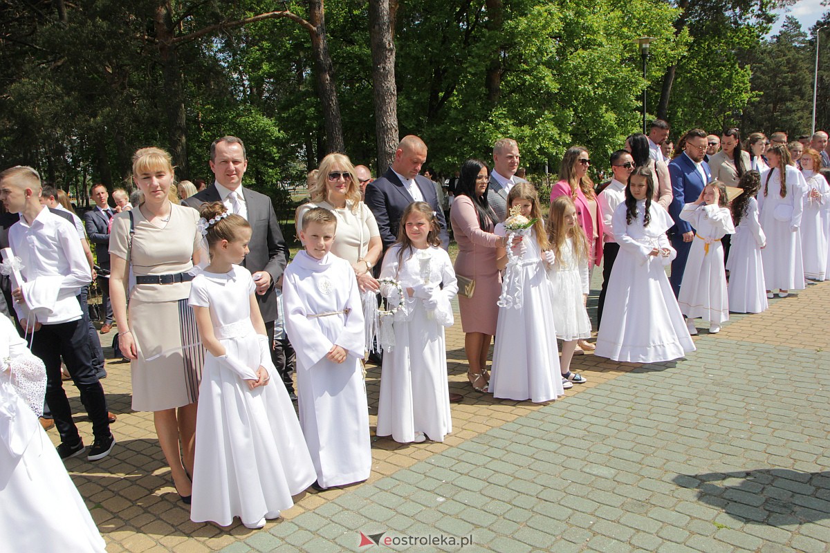 I Komunia Święta w kościele pw. Zbawiciela Świata w Ostrołęce [14.05.2023] - zdjęcie #88 - eOstroleka.pl