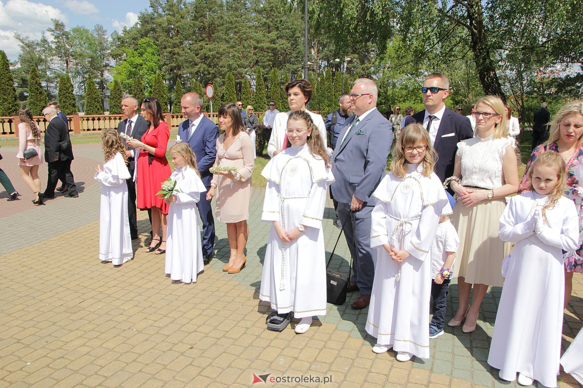 I Komunia Święta w kościele pw. Zbawiciela Świata w Ostrołęce [14.05.2023] - zdjęcie #86 - eOstroleka.pl