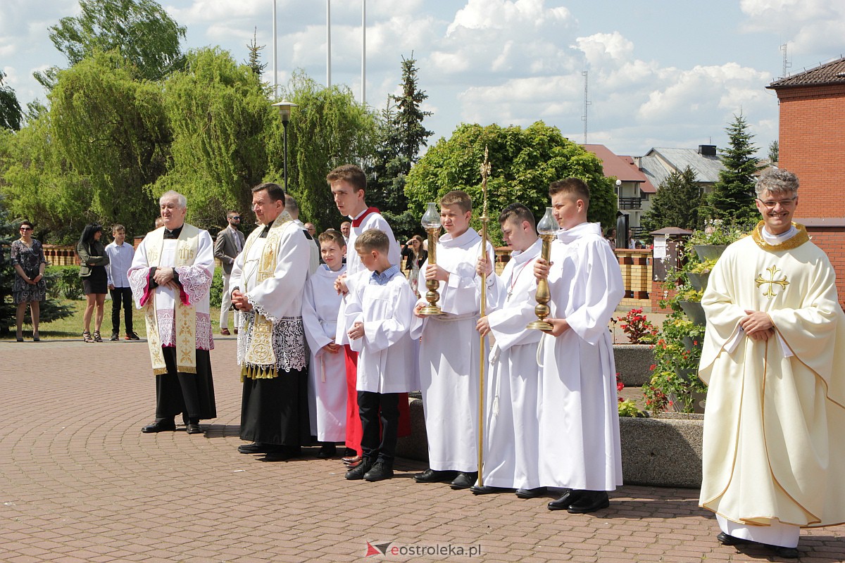 I Komunia Święta w kościele pw. Zbawiciela Świata w Ostrołęce [14.05.2023] - zdjęcie #68 - eOstroleka.pl