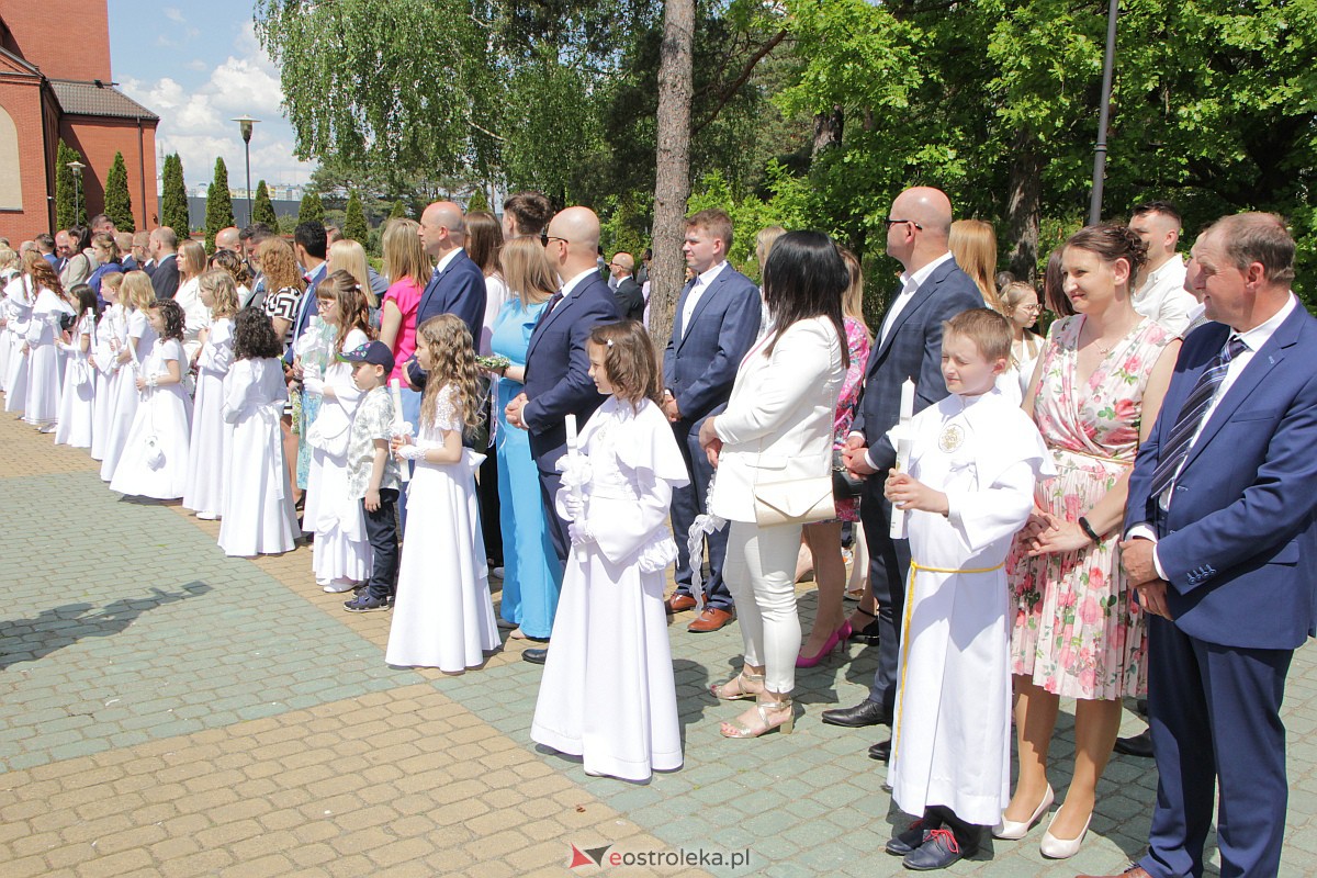 I Komunia Święta w kościele pw. Zbawiciela Świata w Ostrołęce [14.05.2023] - zdjęcie #62 - eOstroleka.pl