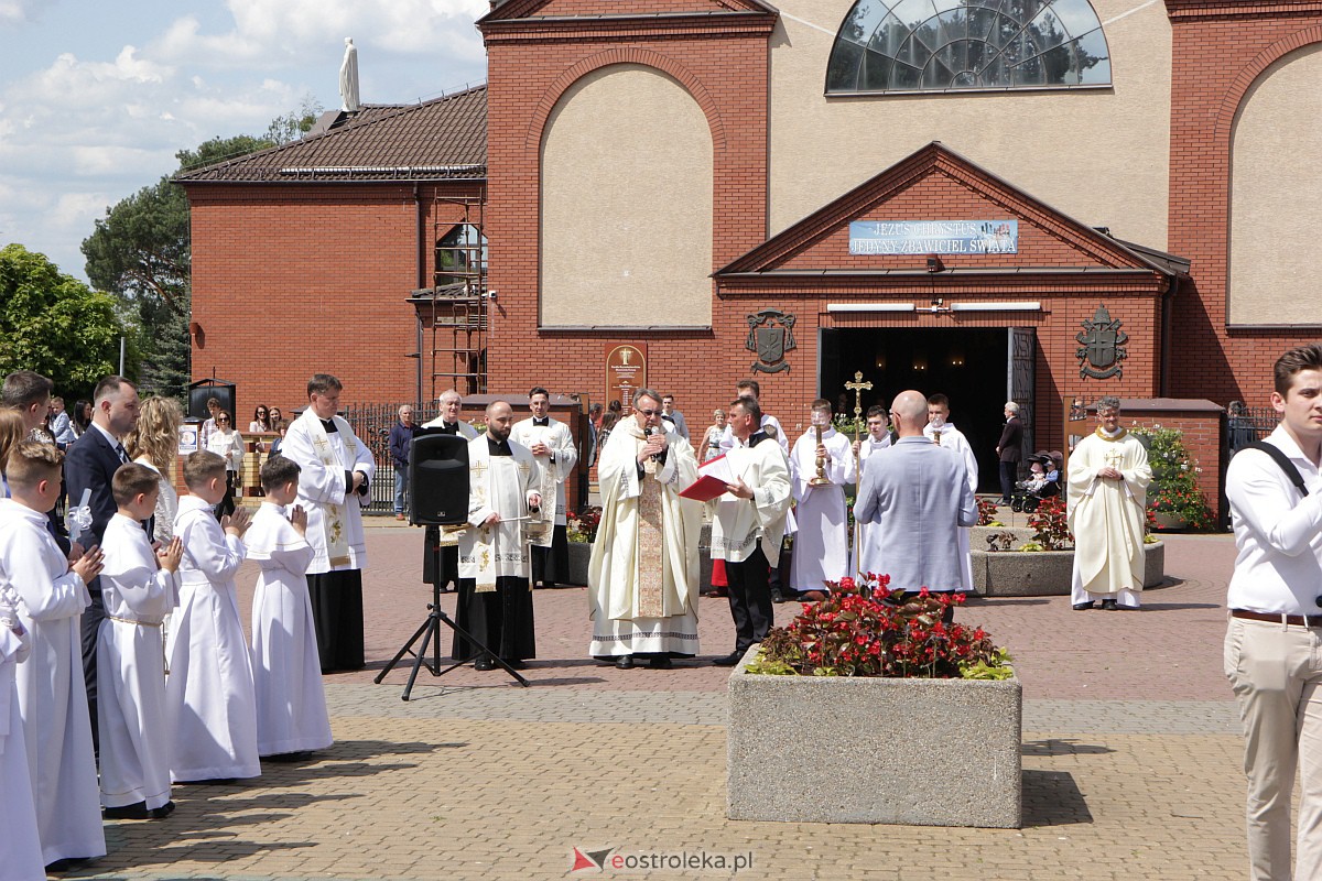 I Komunia Święta w kościele pw. Zbawiciela Świata w Ostrołęce [14.05.2023] - zdjęcie #60 - eOstroleka.pl