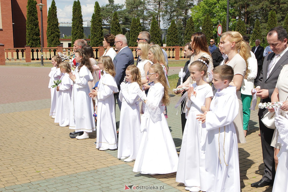 I Komunia Święta w kościele pw. Zbawiciela Świata w Ostrołęce [14.05.2023] - zdjęcie #50 - eOstroleka.pl