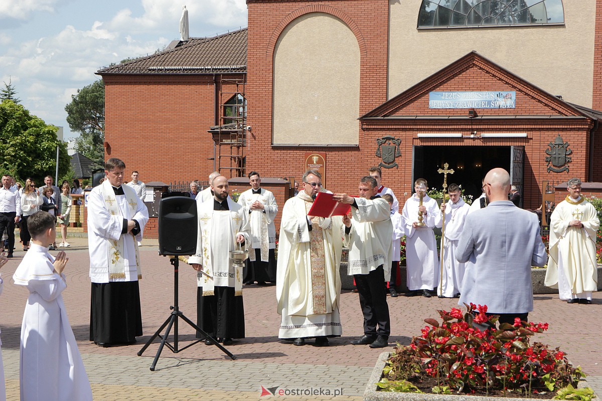 I Komunia Święta w kościele pw. Zbawiciela Świata w Ostrołęce [14.05.2023] - zdjęcie #48 - eOstroleka.pl