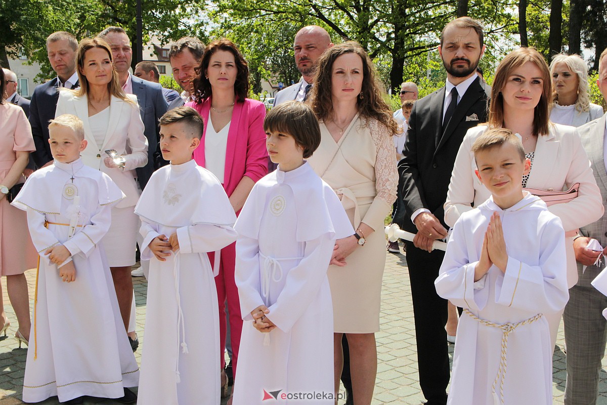 I Komunia Święta w kościele pw. Zbawiciela Świata w Ostrołęce [14.05.2023] - zdjęcie #42 - eOstroleka.pl