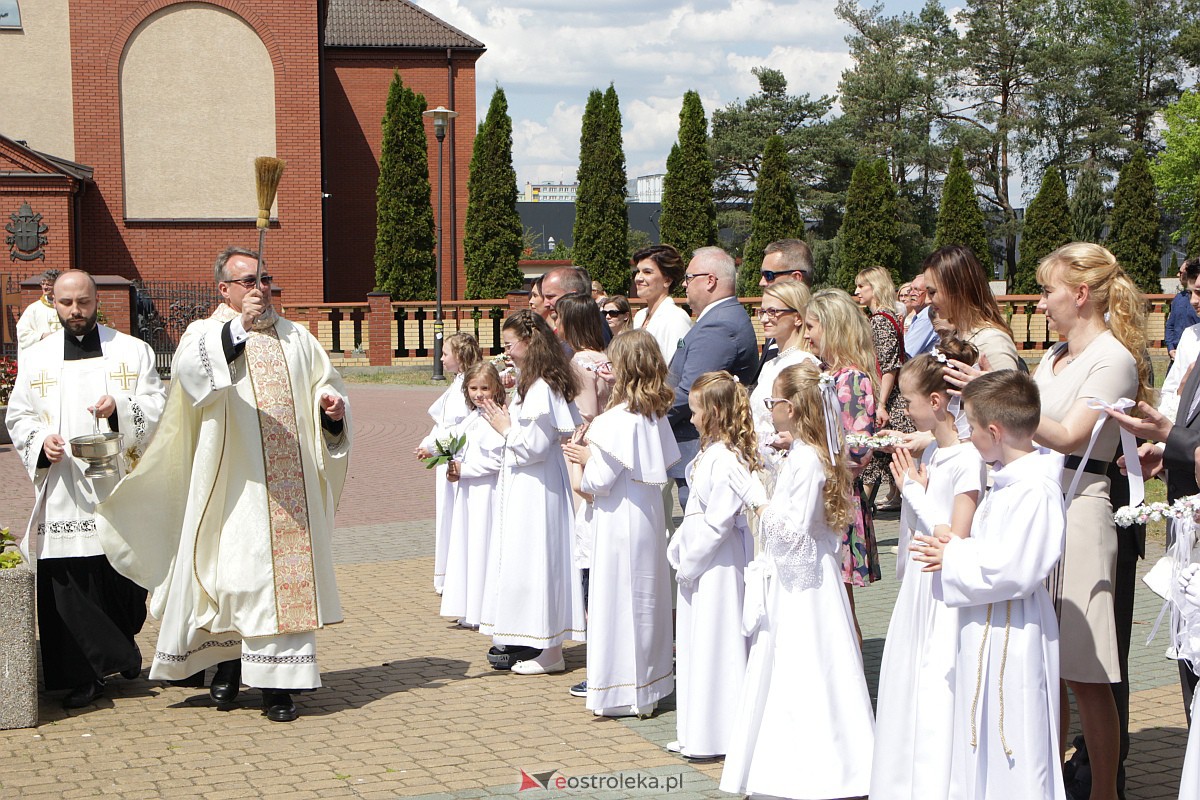 I Komunia Święta w kościele pw. Zbawiciela Świata w Ostrołęce [14.05.2023] - zdjęcie #83 - eOstroleka.pl
