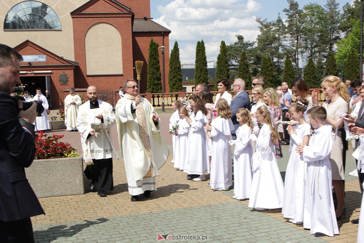 I Komunia Święta w kościele pw. Zbawiciela Świata w Ostrołęce [14.05.2023] - zdjęcie #81 - eOstroleka.pl