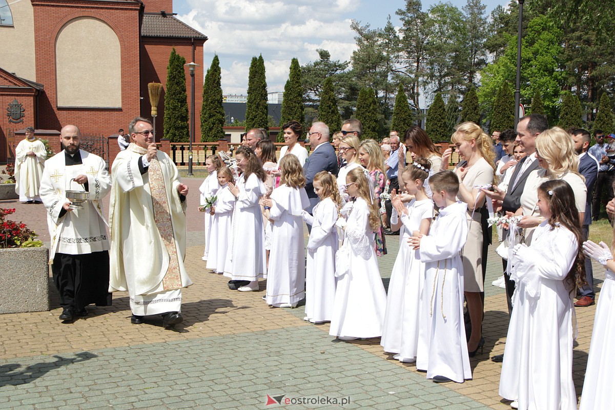 I Komunia Święta w kościele pw. Zbawiciela Świata w Ostrołęce [14.05.2023] - zdjęcie #79 - eOstroleka.pl