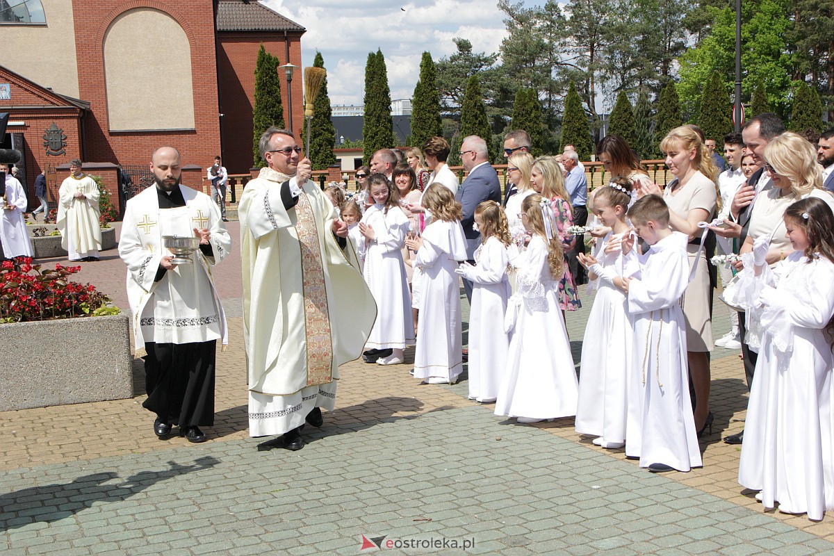 I Komunia Święta w kościele pw. Zbawiciela Świata w Ostrołęce [14.05.2023] - zdjęcie #77 - eOstroleka.pl