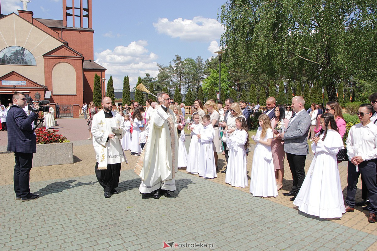 I Komunia Święta w kościele pw. Zbawiciela Świata w Ostrołęce [14.05.2023] - zdjęcie #75 - eOstroleka.pl