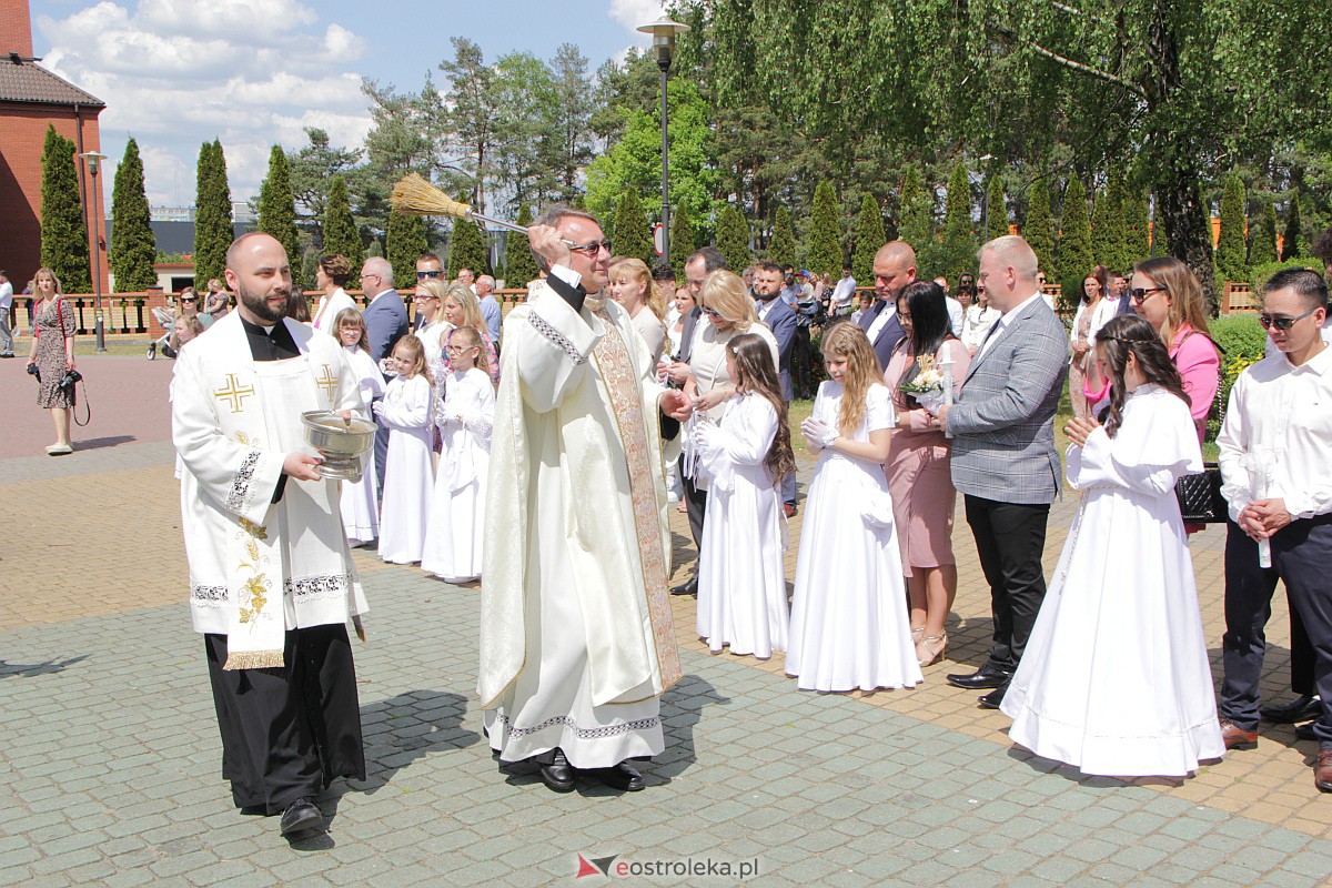 I Komunia Święta w kościele pw. Zbawiciela Świata w Ostrołęce [14.05.2023] - zdjęcie #73 - eOstroleka.pl