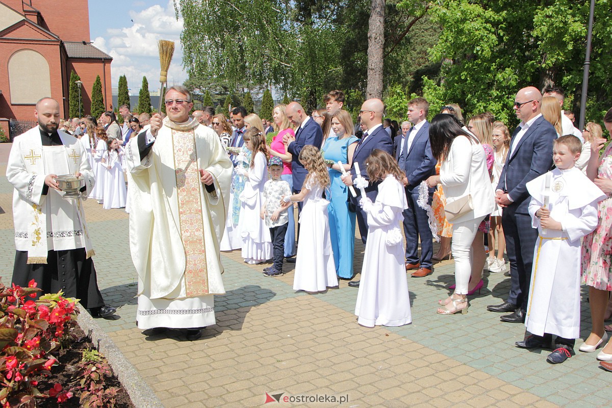 I Komunia Święta w kościele pw. Zbawiciela Świata w Ostrołęce [14.05.2023] - zdjęcie #67 - eOstroleka.pl