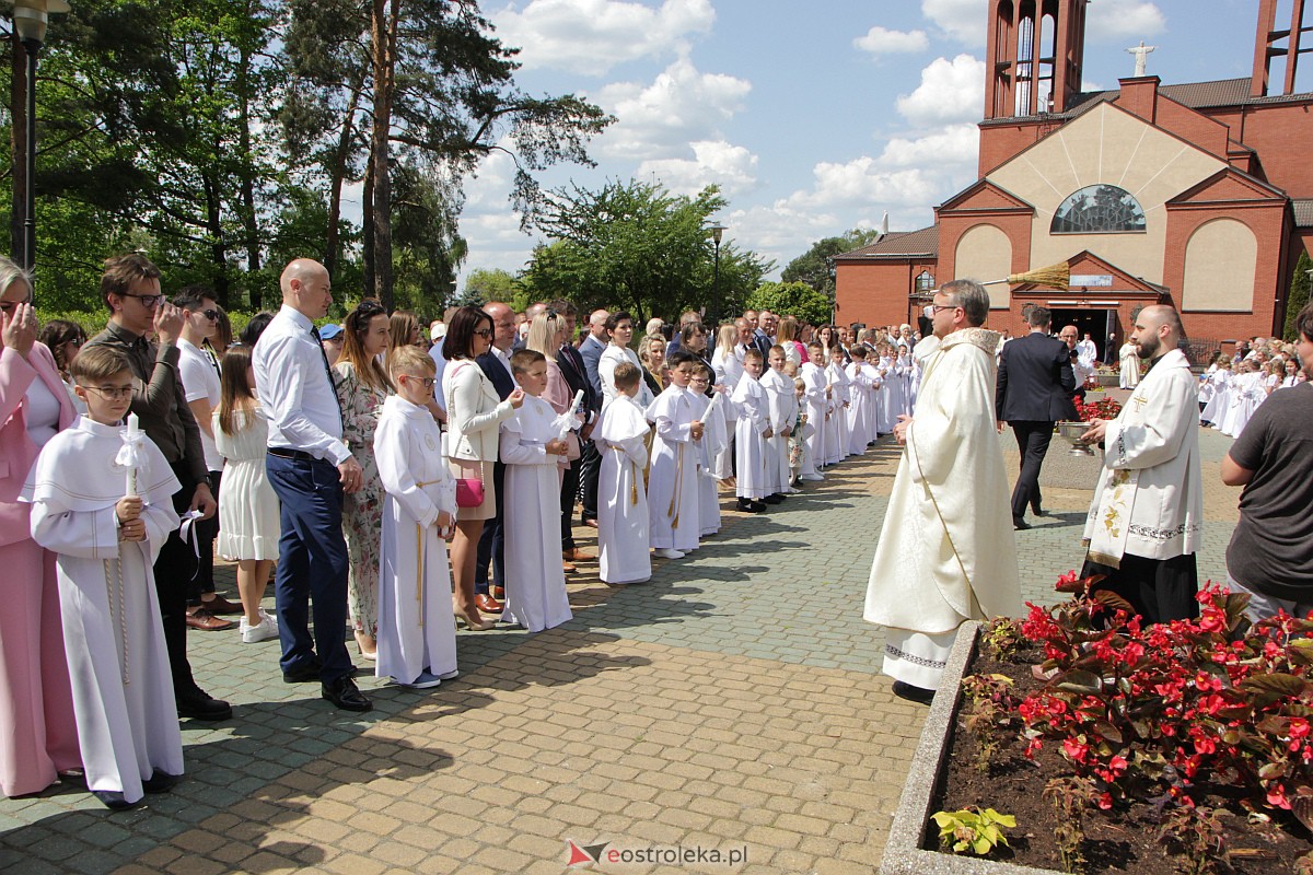 I Komunia Święta w kościele pw. Zbawiciela Świata w Ostrołęce [14.05.2023] - zdjęcie #65 - eOstroleka.pl