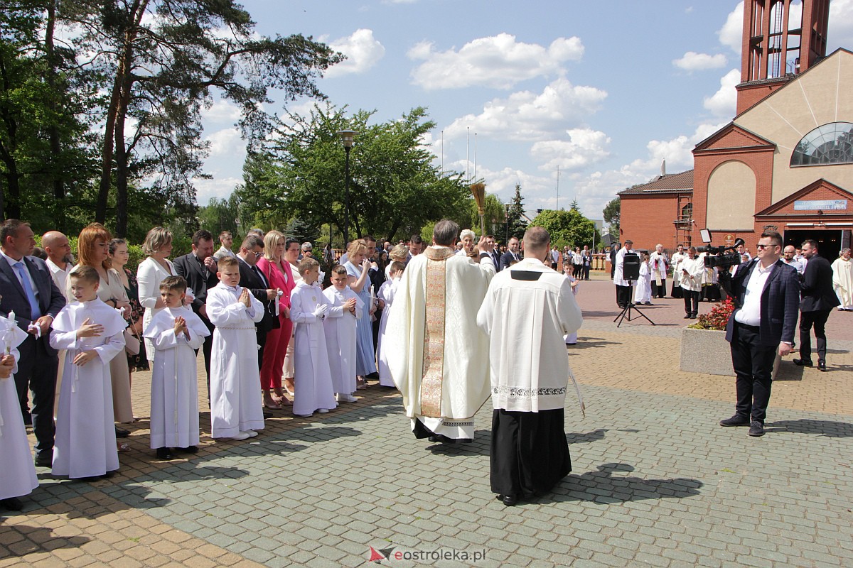I Komunia Święta w kościele pw. Zbawiciela Świata w Ostrołęce [14.05.2023] - zdjęcie #61 - eOstroleka.pl