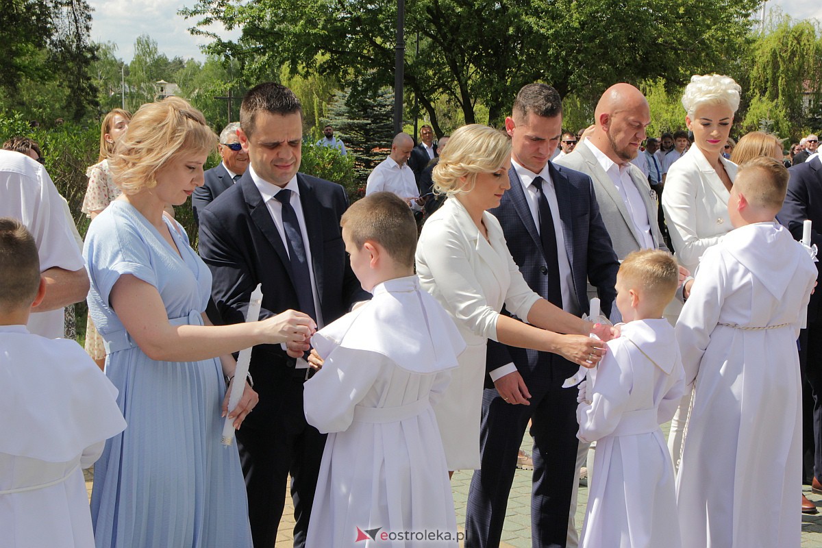 I Komunia Święta w kościele pw. Zbawiciela Świata w Ostrołęce [14.05.2023] - zdjęcie #43 - eOstroleka.pl