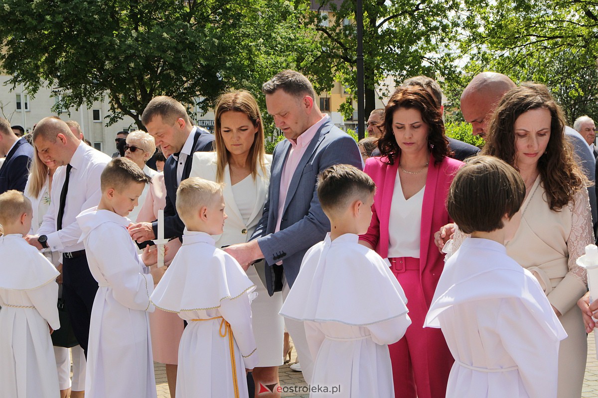 I Komunia Święta w kościele pw. Zbawiciela Świata w Ostrołęce [14.05.2023] - zdjęcie #41 - eOstroleka.pl