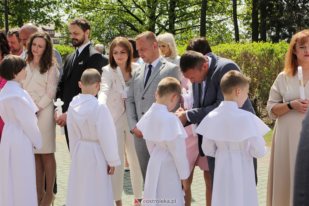 I Komunia Święta w kościele pw. Zbawiciela Świata w Ostrołęce [14.05.2023] - zdjęcie #39 - eOstroleka.pl
