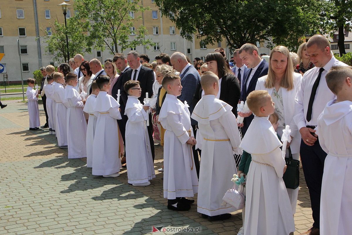 I Komunia Święta w kościele pw. Zbawiciela Świata w Ostrołęce [14.05.2023] - zdjęcie #32 - eOstroleka.pl