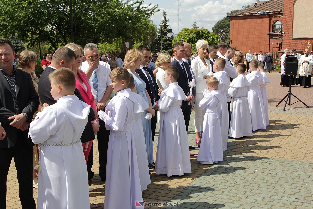 I Komunia Święta w kościele pw. Zbawiciela Świata w Ostrołęce [14.05.2023] - zdjęcie #31 - eOstroleka.pl