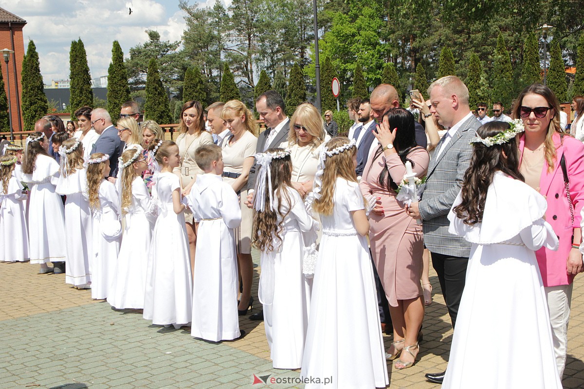 I Komunia Święta w kościele pw. Zbawiciela Świata w Ostrołęce [14.05.2023] - zdjęcie #30 - eOstroleka.pl