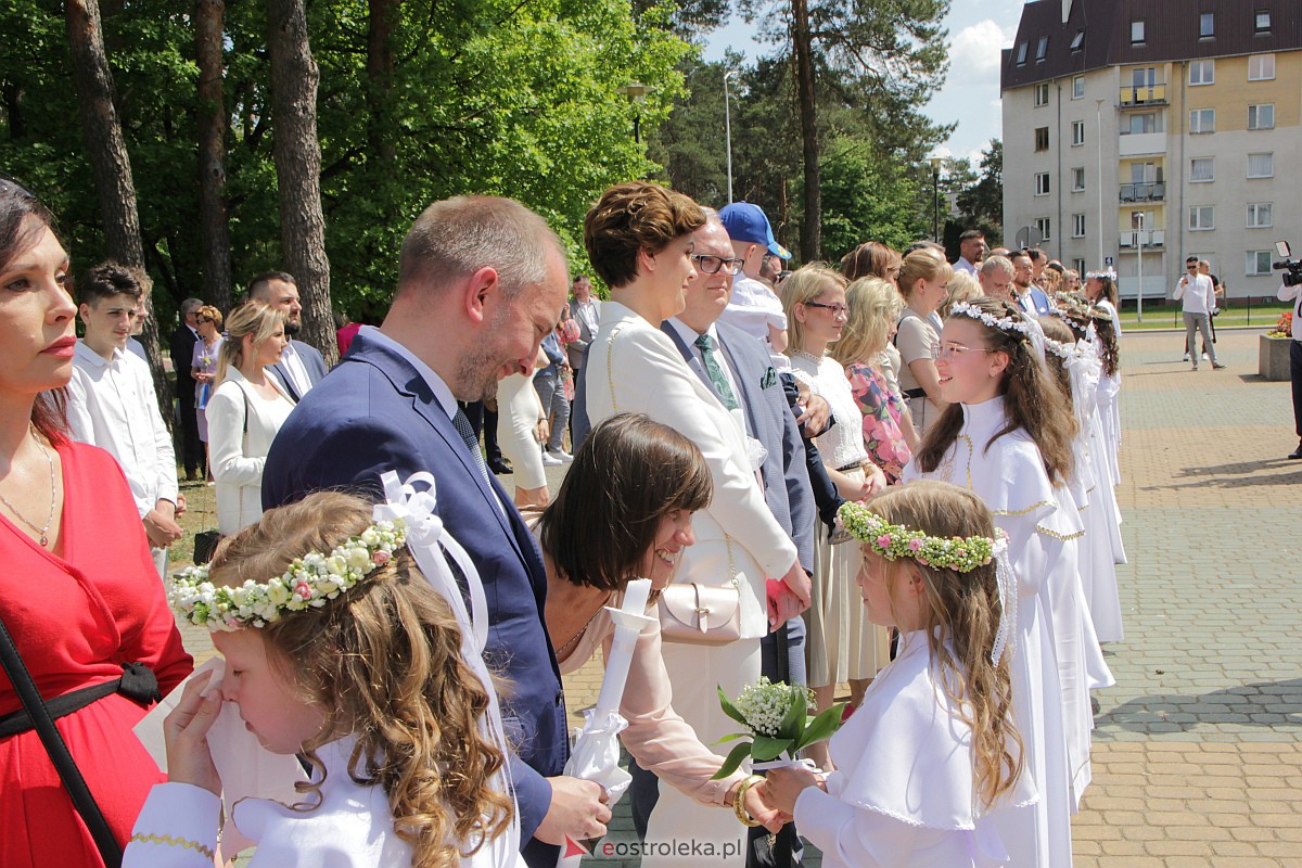 I Komunia Święta w kościele pw. Zbawiciela Świata w Ostrołęce [14.05.2023] - zdjęcie #29 - eOstroleka.pl