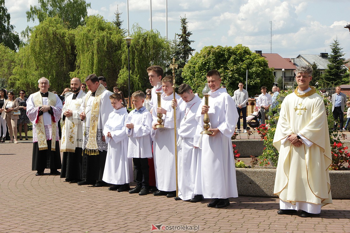 I Komunia Święta w kościele pw. Zbawiciela Świata w Ostrołęce [14.05.2023] - zdjęcie #27 - eOstroleka.pl
