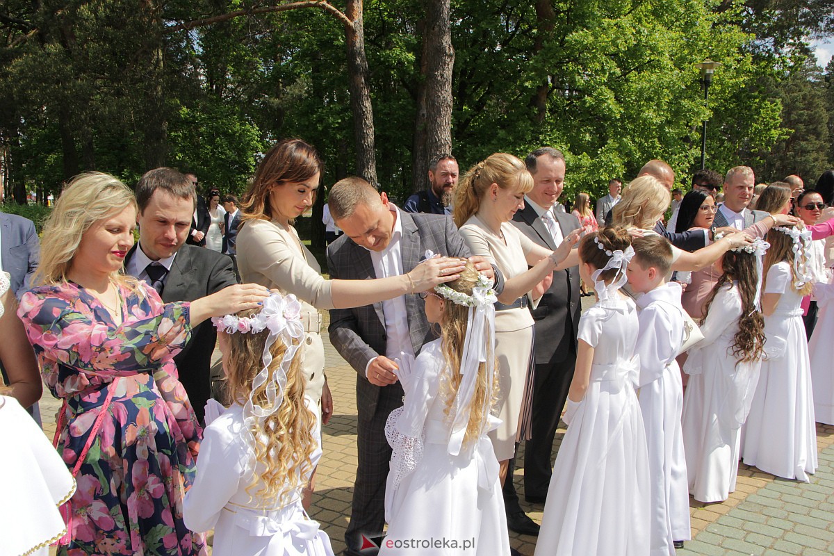 I Komunia Święta w kościele pw. Zbawiciela Świata w Ostrołęce [14.05.2023] - zdjęcie #26 - eOstroleka.pl