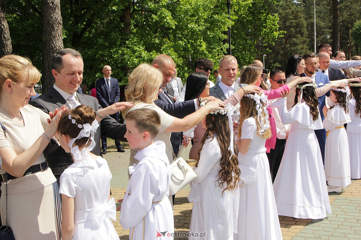 I Komunia Święta w kościele pw. Zbawiciela Świata w Ostrołęce [14.05.2023] - zdjęcie #25 - eOstroleka.pl