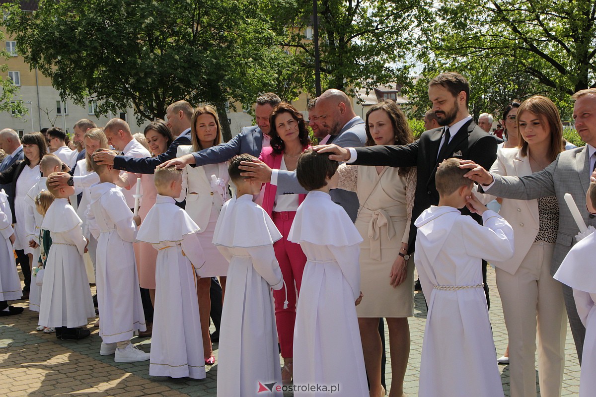 I Komunia Święta w kościele pw. Zbawiciela Świata w Ostrołęce [14.05.2023] - zdjęcie #21 - eOstroleka.pl