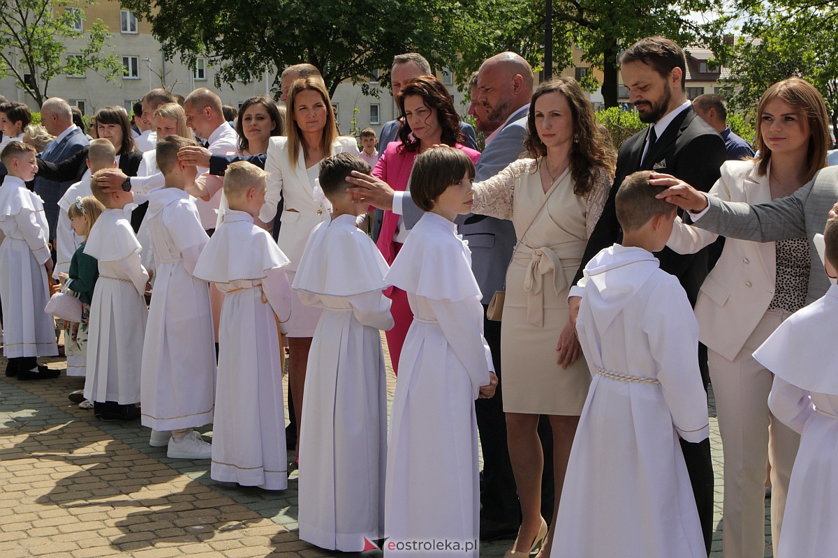 I Komunia Święta w kościele pw. Zbawiciela Świata w Ostrołęce [14.05.2023] - zdjęcie #19 - eOstroleka.pl
