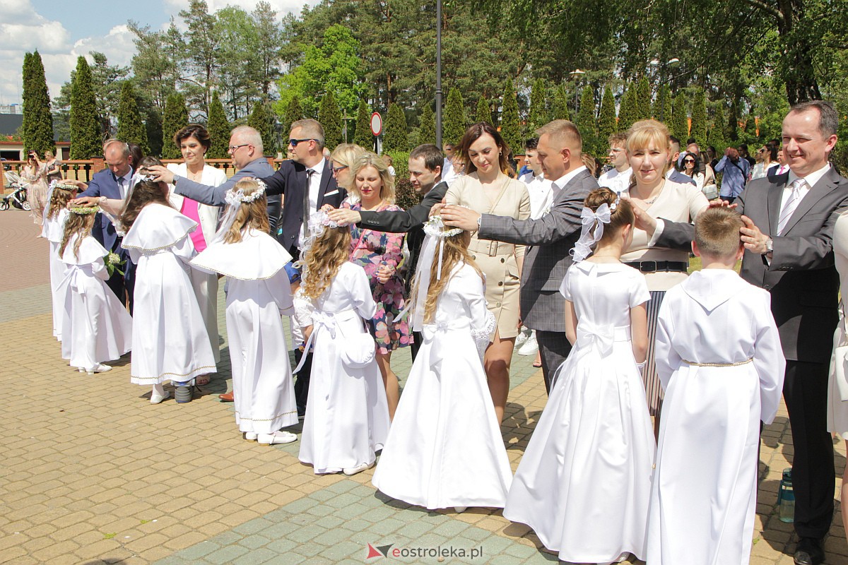 I Komunia Święta w kościele pw. Zbawiciela Świata w Ostrołęce [14.05.2023] - zdjęcie #18 - eOstroleka.pl