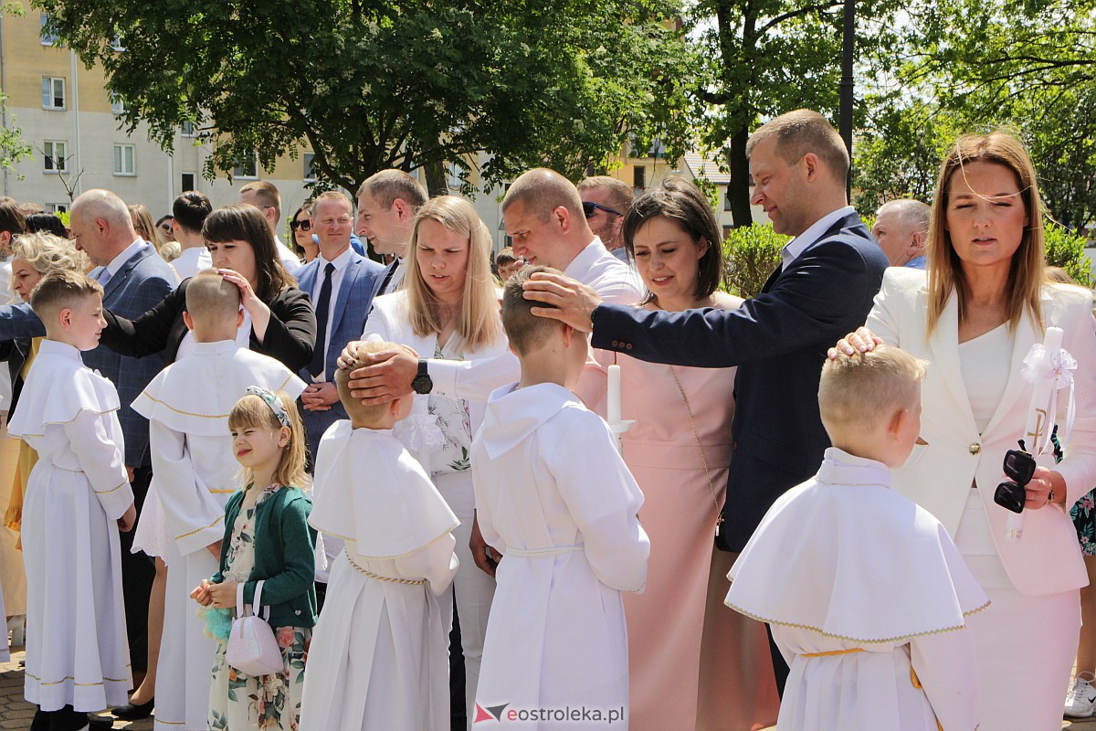 I Komunia Święta w kościele pw. Zbawiciela Świata w Ostrołęce [14.05.2023] - zdjęcie #14 - eOstroleka.pl