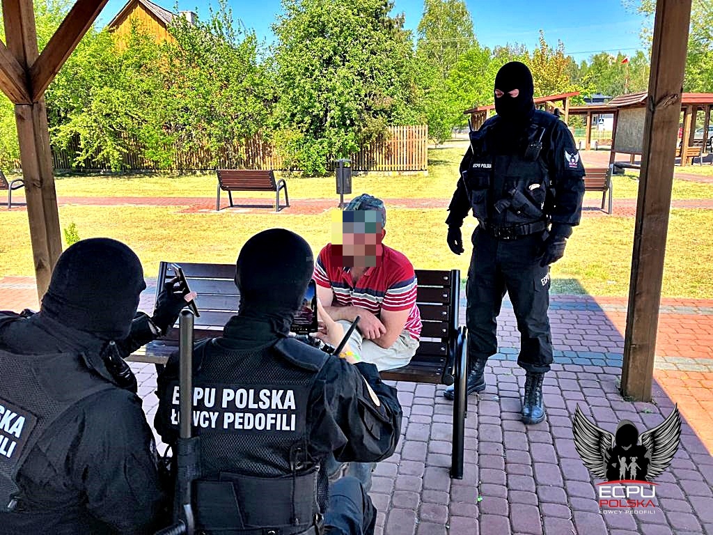 Akcja łowców pedofili w gminie Lelis [13.05.2023] - zdjęcie #7 - eOstroleka.pl