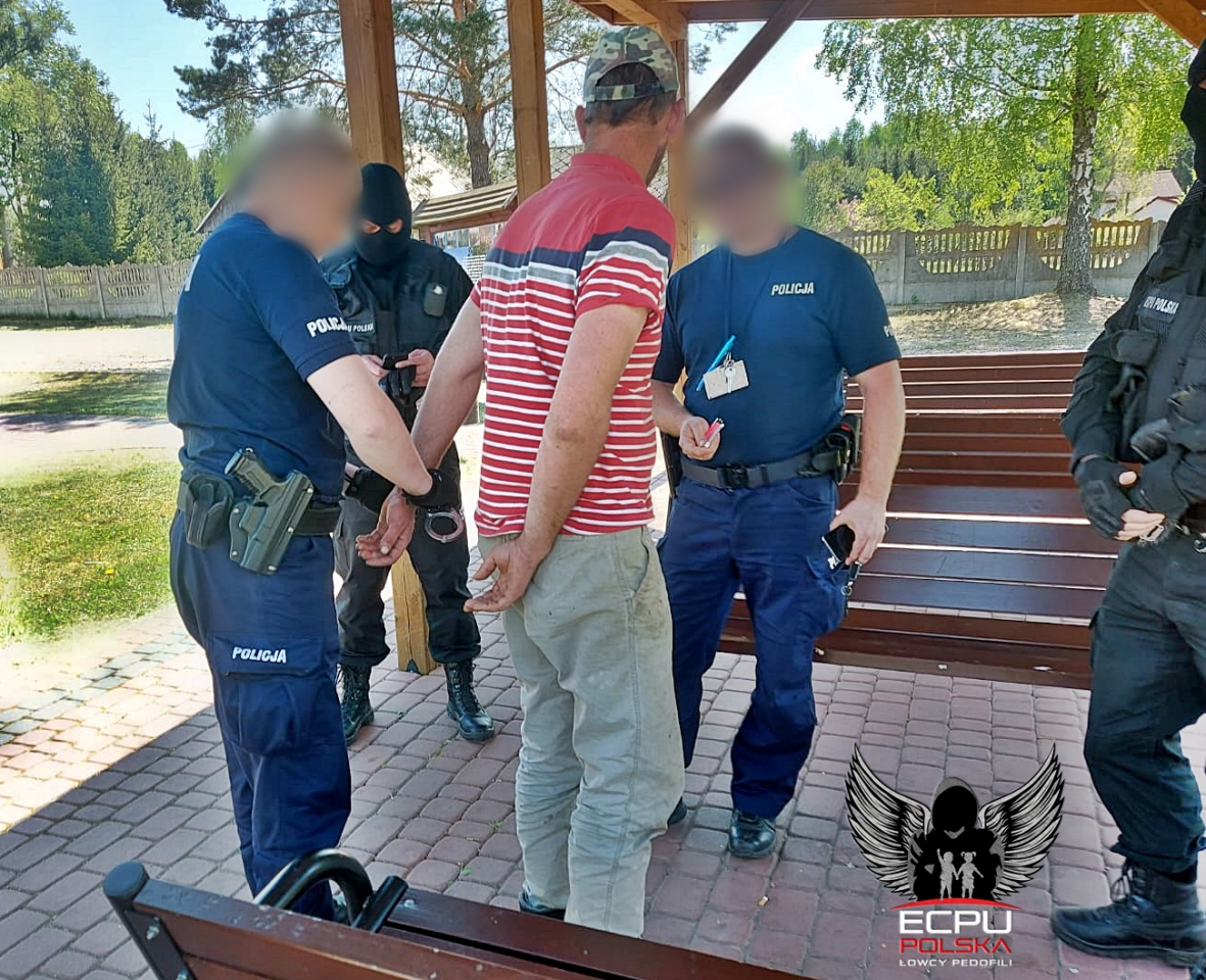 Akcja łowców pedofili w gminie Lelis [13.05.2023] - zdjęcie #16 - eOstroleka.pl