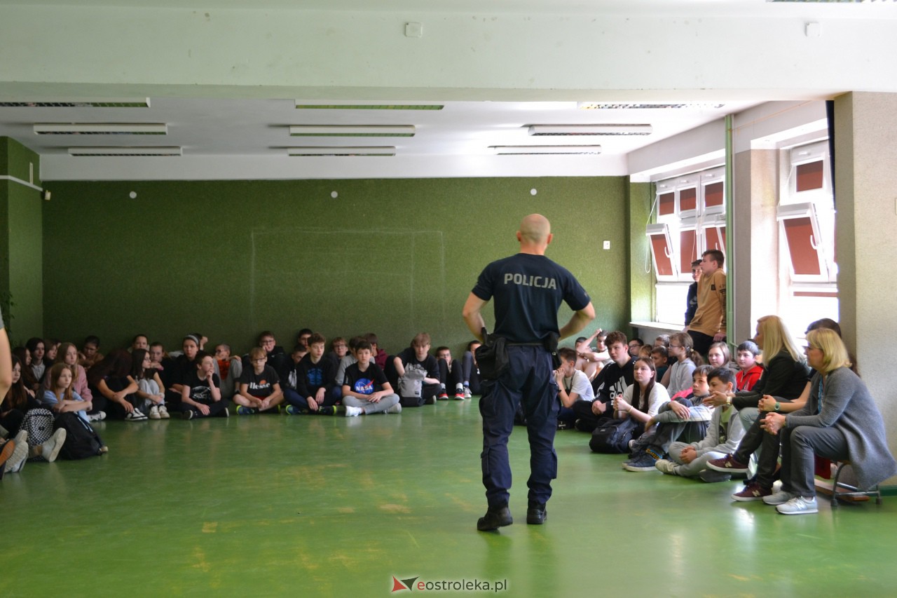 Spotkanie z policjantem w SP 10 [16.05.2023] - zdjęcie #1 - eOstroleka.pl