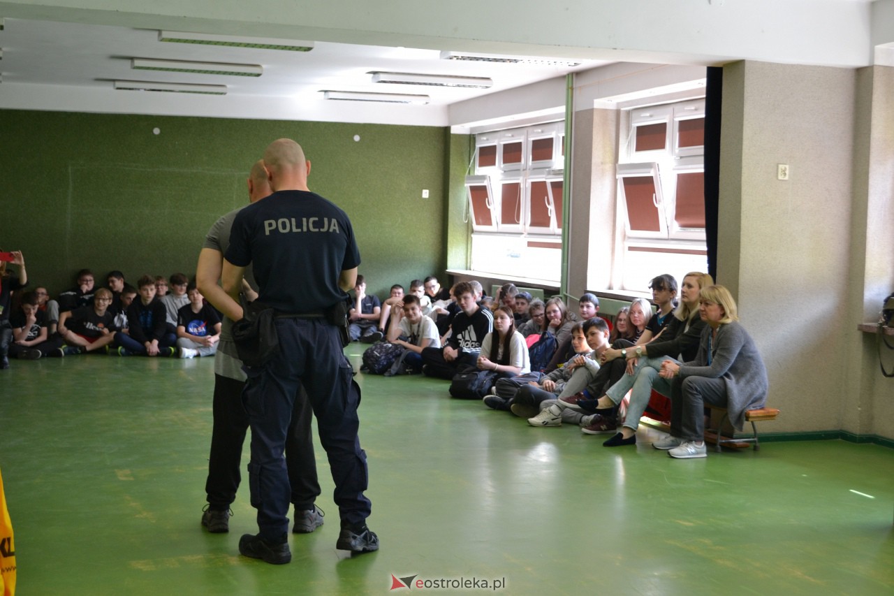 Spotkanie z policjantem w SP 10 [16.05.2023] - zdjęcie #2 - eOstroleka.pl