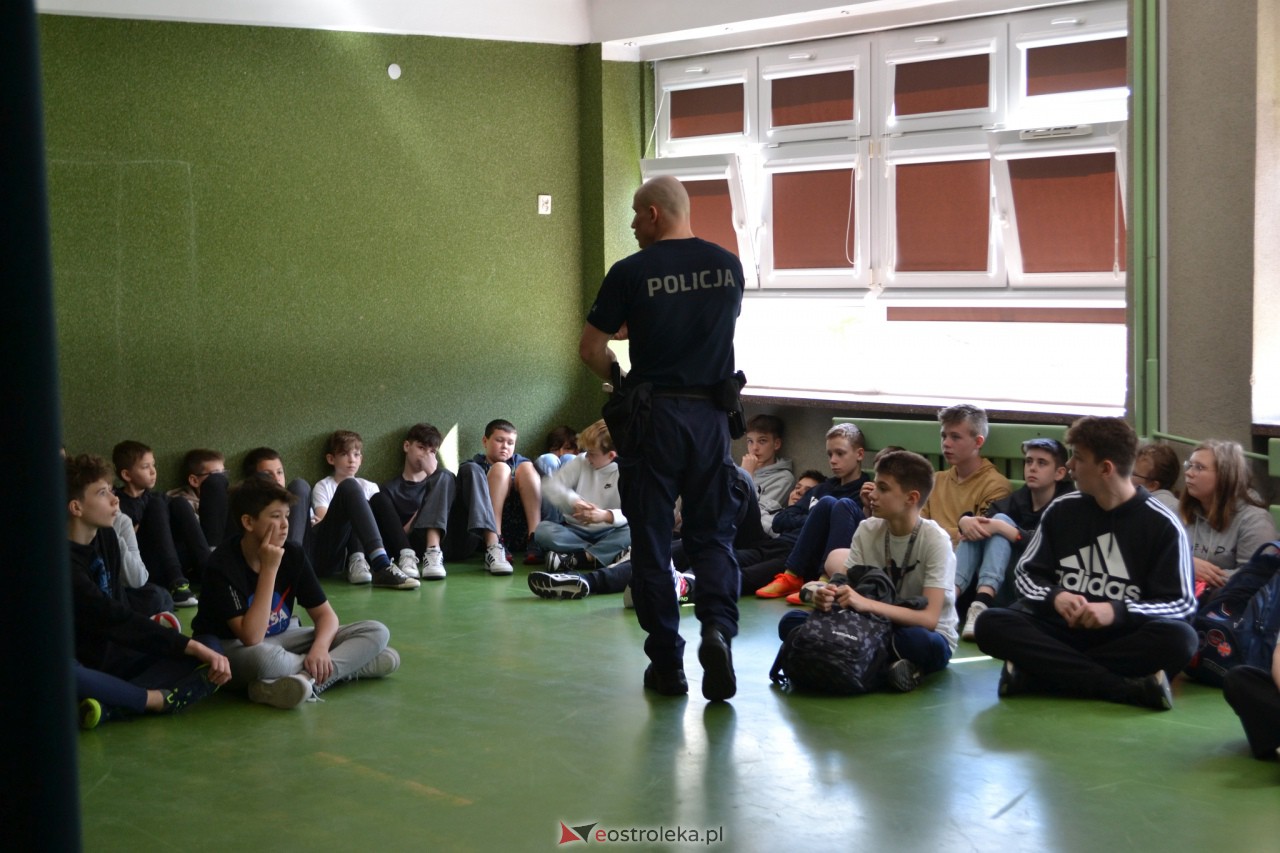 Spotkanie z policjantem w SP 10 [16.05.2023] - zdjęcie #3 - eOstroleka.pl