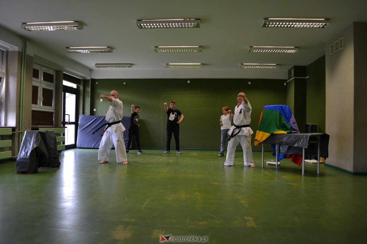 Spotkanie z policjantem w SP 10 [16.05.2023] - zdjęcie #34 - eOstroleka.pl