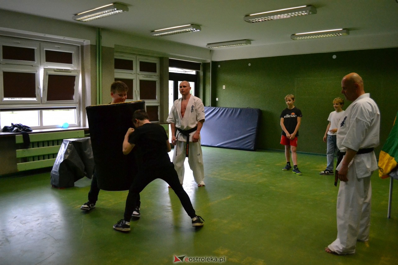 Spotkanie z policjantem w SP 10 [16.05.2023] - zdjęcie #22 - eOstroleka.pl