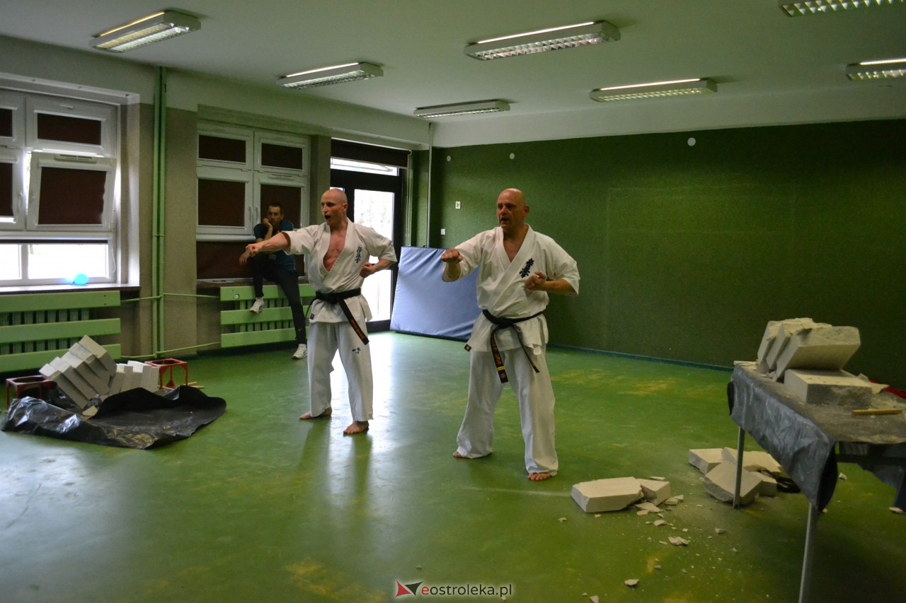 Spotkanie z policjantem w SP 10 [16.05.2023] - zdjęcie #8 - eOstroleka.pl