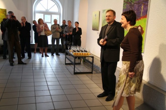 Wernisaż wystawy malarstwa Urszuli Michalskiej 05.05.2011 - zdjęcie #15 - eOstroleka.pl