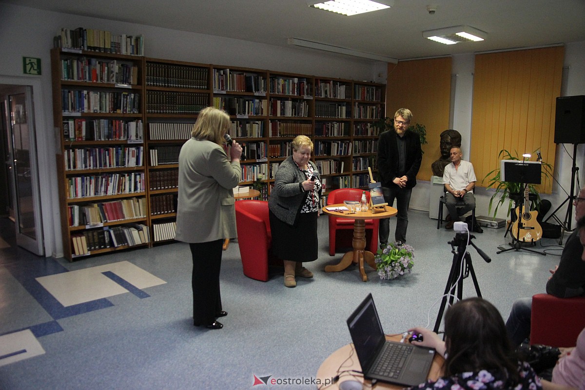 Premiera kolejnej książki w 20 lat od literackiego debiutu. Piękny jubileusz dr Karola Samsela [17.05.2023] - zdjęcie #28 - eOstroleka.pl