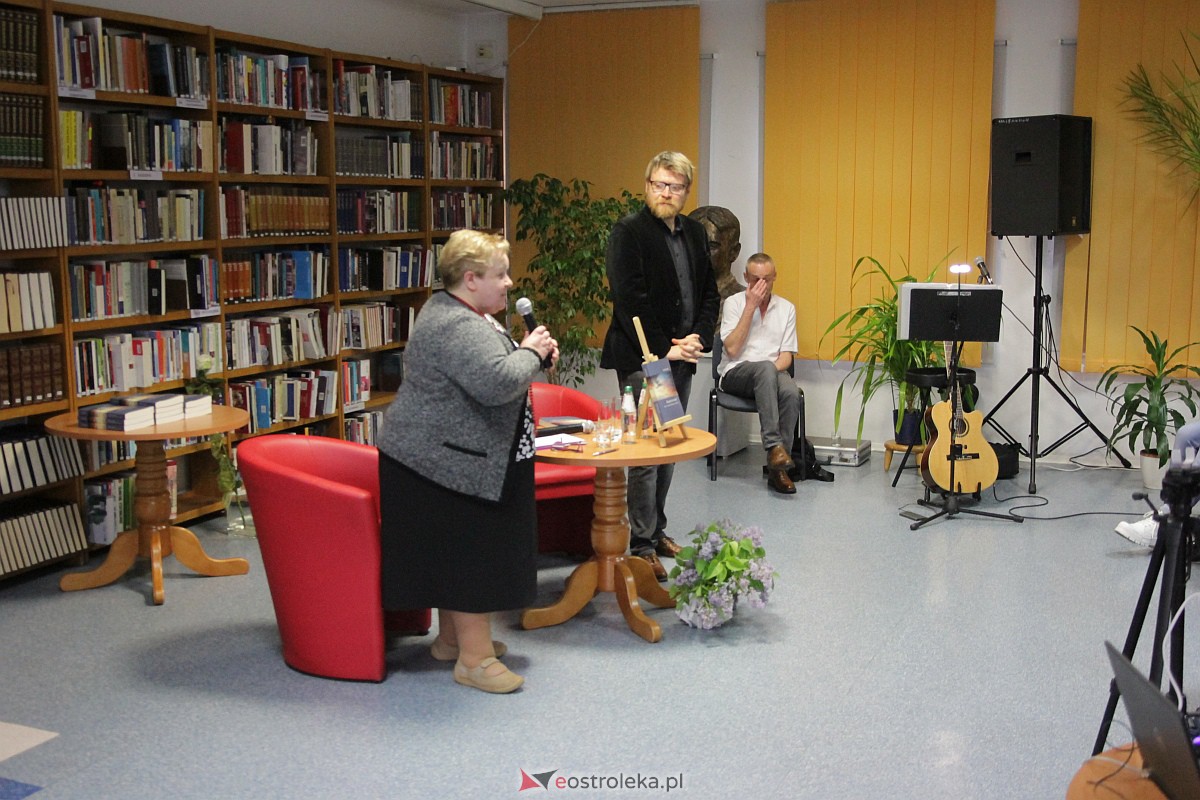 Premiera kolejnej książki w 20 lat od literackiego debiutu. Piękny jubileusz dr Karola Samsela [17.05.2023] - zdjęcie #25 - eOstroleka.pl