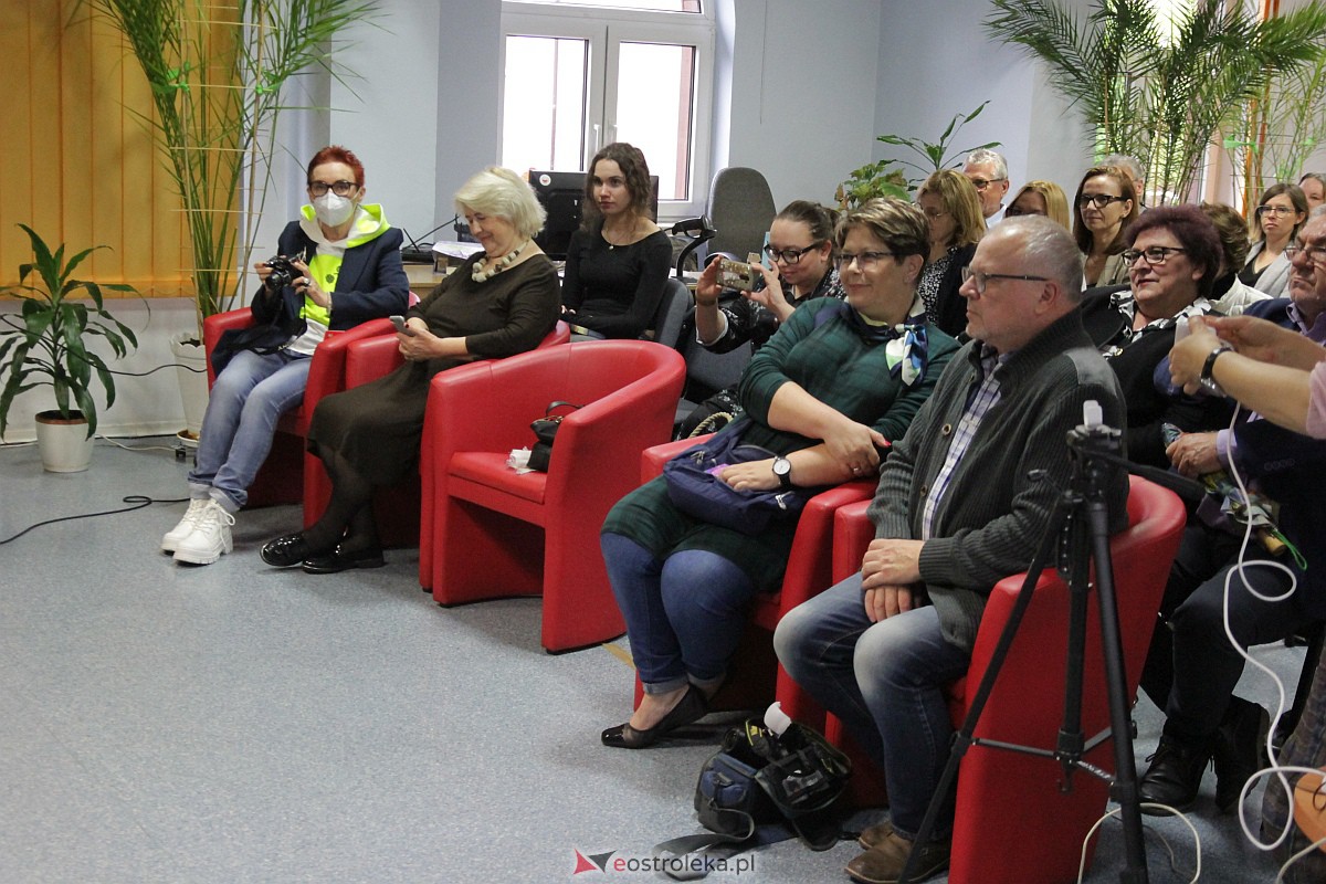 Premiera kolejnej książki w 20 lat od literackiego debiutu. Piękny jubileusz dr Karola Samsela [17.05.2023] - zdjęcie #24 - eOstroleka.pl