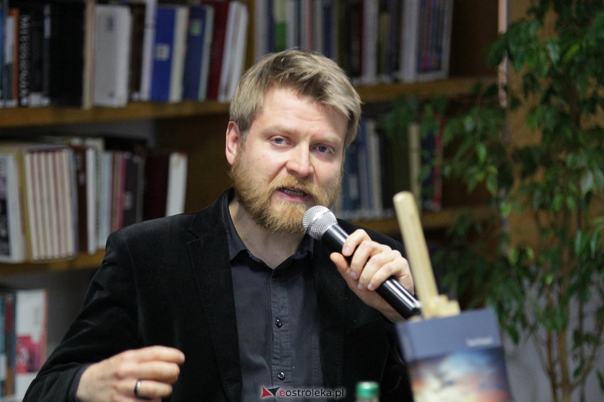 Premiera kolejnej książki w 20 lat od literackiego debiutu. Piękny jubileusz dr Karola Samsela [17.05.2023] - zdjęcie #1 - eOstroleka.pl