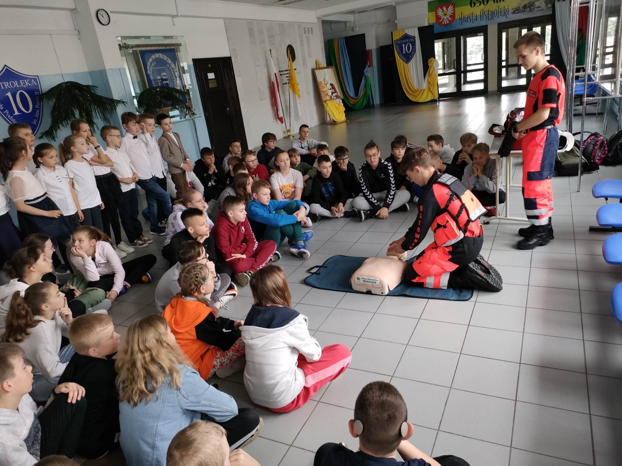 Ratownicy z Grupy Nadzieja w SP 10  - zdjęcie #1 - eOstroleka.pl