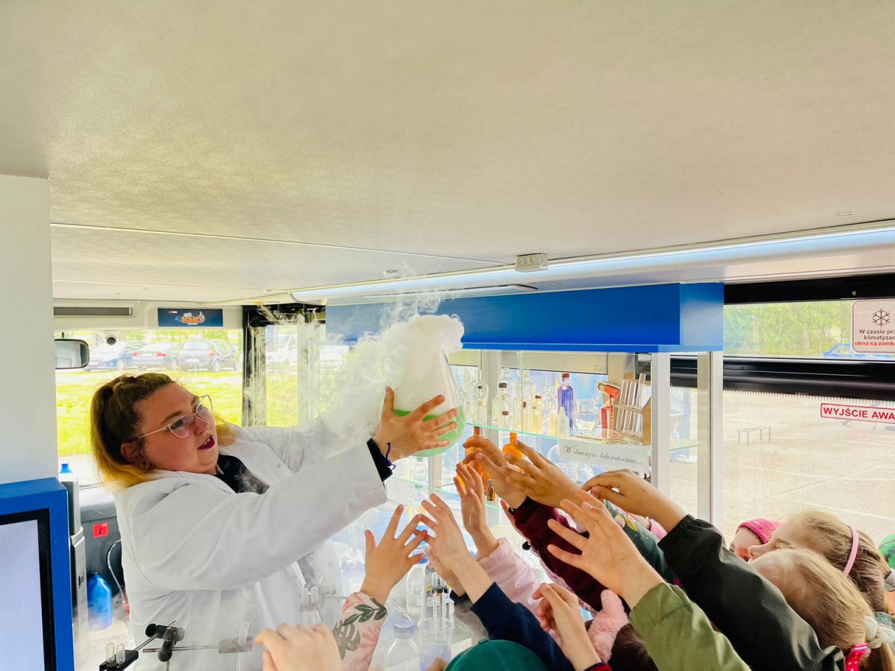 Naukobus w Ostrołęce. Dzieci i młodzież zachwycona ciekawymi eksperymentami! [19.05.2023] - zdjęcie #25 - eOstroleka.pl