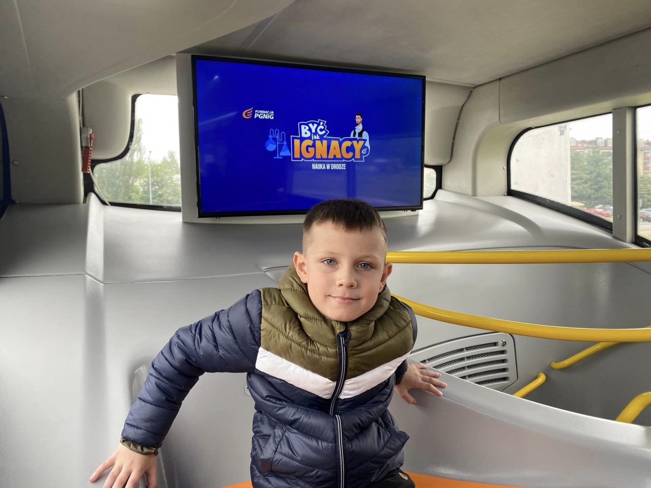 Naukobus w Ostrołęce. Dzieci i młodzież zachwycona ciekawymi eksperymentami! [19.05.2023] - zdjęcie #17 - eOstroleka.pl
