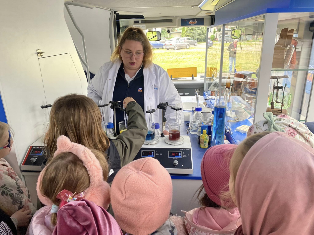 Naukobus w Ostrołęce. Dzieci i młodzież zachwycona ciekawymi eksperymentami! [19.05.2023] - zdjęcie #4 - eOstroleka.pl