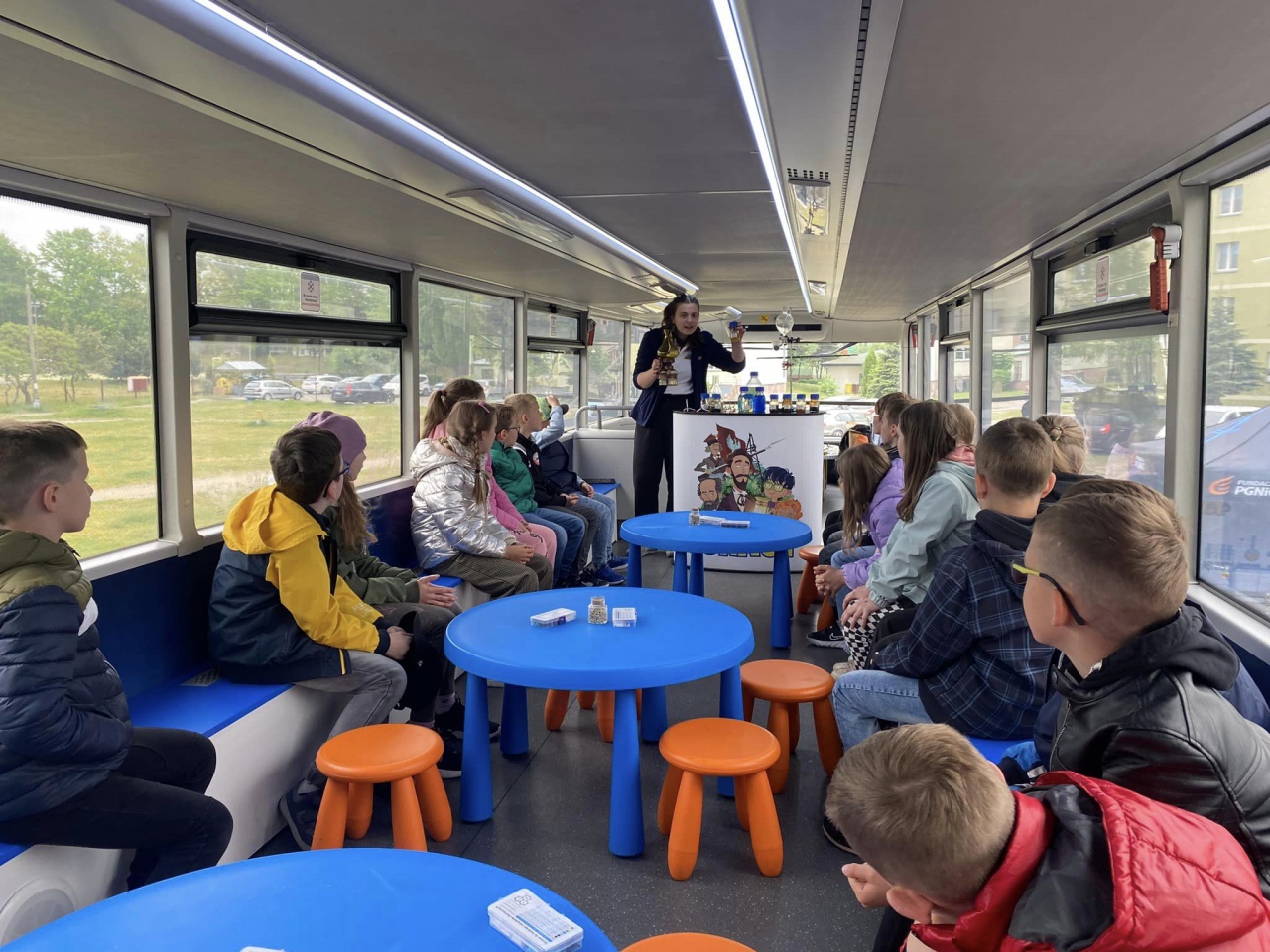 Naukobus w Ostrołęce. Dzieci i młodzież zachwycona ciekawymi eksperymentami! [19.05.2023] - zdjęcie #1 - eOstroleka.pl